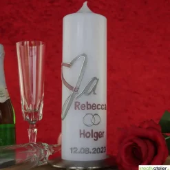 Moderne Hochzeitskerze mit 2-farbigem Herz und silbernem „Ja“, personalisierbar mit Namen und Datum