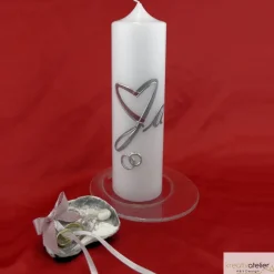 Moderne Hochzeitskerze mit 2-farbigem Herz und silbernem „Ja“, personalisierbar mit Namen und Datum