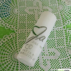 Moderne Hochzeitskerze mit 2-farbigem Herz und silbernem „Ja“, personalisierbar mit Namen und Datum