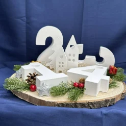 Moderner Adventskranz aus Zahlen mit Häuschen & Stabkerzen – handgefertigte Winter- & Weihnachtsdeko