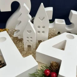 Moderner Adventskranz aus Zahlen mit Häuschen & Stabkerzen – handgefertigte Winter- & Weihnachtsdeko