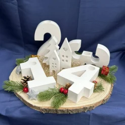 Moderner Adventskranz aus Zahlen mit Häuschen & Stabkerzen – handgefertigte Winter- & Weihnachtsdeko