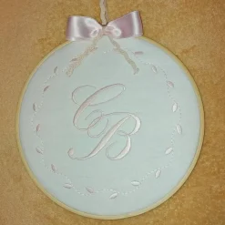 Monogramm gestickt in Holzstickrahmen