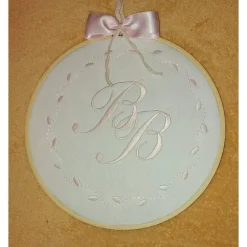 Monogramm gestickt in Holzstickrahmen