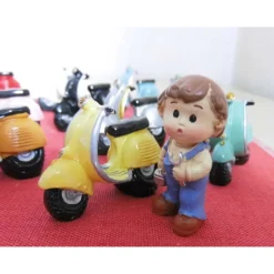 Monteur Schlosser mit Vespa Figur – Handwerker Miniatur zum Basteln & Dekorieren aus Polyresin
