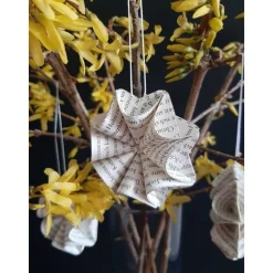 Nachhaltige Sternen-Dekoration aus Buchseiten