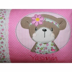 Namenskissen, Kuschelkissen mit niedlichen Frühlingsbär Button und Namen 25x35 cm, Hülle & Inlett, Geburt, Taufe, Geburt