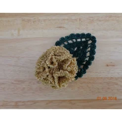 naturgetreu gehäkelte Nelke auf einem Blatt