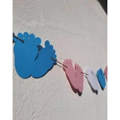 Niedliche Baby Girlande Gender Reveal Rosa, Blau und Weiß Babyfüße