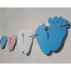 Niedliche Baby Girlande Gender Reveal Rosa, Blau und Weiß Babyfüße