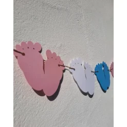 Niedliche Baby Girlande Gender Reveal Rosa, Blau und Weiß Babyfüße