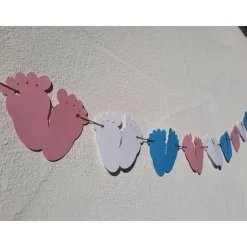 Niedliche Baby Girlande Gender Reveal Rosa, Blau und Weiß Babyfüße