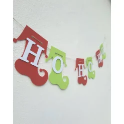 Niedliche Girlande zu Weihnachten. Elf-Stiefel in schönen modernen Weihnachtsfarben. Weihnachtsdekoration. HoHoHo