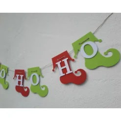 Niedliche Girlande zu Weihnachten. Elf-Stiefel in schönen modernen Weihnachtsfarben. Weihnachtsdekoration. HoHoHo