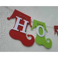 Niedliche Girlande zu Weihnachten. Elf-Stiefel in schönen modernen Weihnachtsfarben. Weihnachtsdekoration. HoHoHo