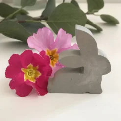 Niedliche kleine Osterhasen aus Beton, 4,5 x 5 cm