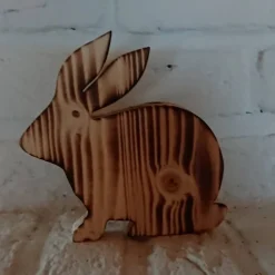Niedlicher Hase aus Holz, geflammt