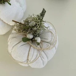 Nostalgie Kürbisse aus weißem Leinen – Herbstdeko im Landhausstil, 2er Set