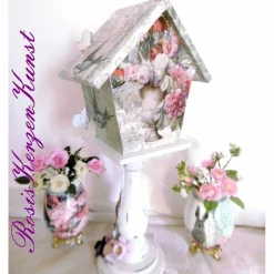 Nostalgisch dekoriertes wunderschönes Deko-Vogelhaus
