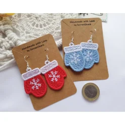 Ohrringe Handschuhe gestickt, rote oder hellblaue Spitzenohrringe, Winter Hängeohrringe Lace, zu Weihnachten