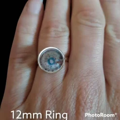 Ohrringe und Ringe rot mit schwarzen Punkten Cabochonschmuck verschiedene Fassungen