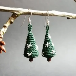Ohrringe Weihnachtsbaum sehr fein aus Baumwolle gehäkelt mit Silber-Ohrhaken
