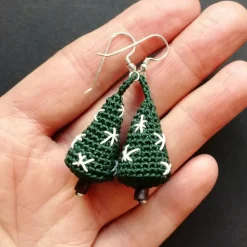 Ohrringe Weihnachtsbaum sehr fein aus Baumwolle gehäkelt mit Silber-Ohrhaken