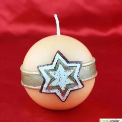 Orangene Weihnachtskerze mit waagerechtem Wachsband und Stern aus mehreren Wachslagen