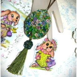 Ornament Anhänger oliv grün lila Unikat Perlenstickerei handgemacht Prunkei pompös handmade Wohndeko