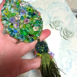 Ornament Anhänger oliv grün lila Unikat Perlenstickerei handgemacht Prunkei pompös handmade Wohndeko