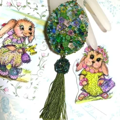 Ornament Anhänger oliv grün lila Unikat Perlenstickerei handgemacht Prunkei pompös handmade Wohndeko