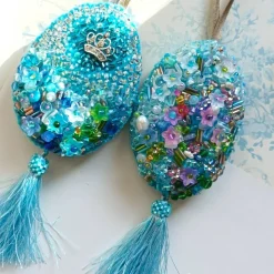 Ornament blau Krone Unikat Perlenstickerei handgemacht Prunkei pompös handmade Wohneko