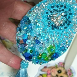 Ornament blau Krone Unikat Perlenstickerei handgemacht Prunkei pompös handmade Wohneko