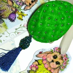 Ornament grün blau Unikat Perlenstickerei handgemacht Prunkei pompös handmade Wohndeko