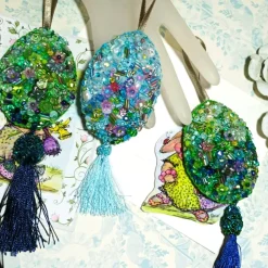 Ornament grün blau Unikat Perlenstickerei handgemacht Prunkei pompös handmade Wohndeko