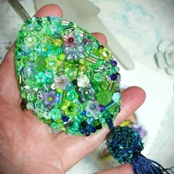 Ornament grün blau Unikat Perlenstickerei handgemacht Prunkei pompös handmade Wohndeko