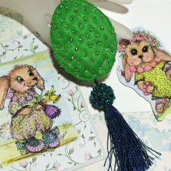 Ornament grün blau Unikat Perlenstickerei handgemacht Prunkei pompös handmade Wohndeko