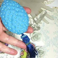 Ornament türkis blau Unikat Perlenstickerei handgemacht Prunkei pompös handmade Baumschmuck Wohndeko