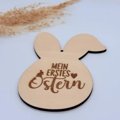 Osteranhänger „Mein erstes Ostern“ aus Holz – Baby Geschenkanhänger in Hasenform – liebevolle Erinnerung