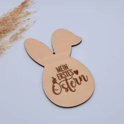 Osteranhänger „Mein erstes Ostern“ aus Holz – Baby Geschenkanhänger in Hasenform – liebevolle Erinnerung