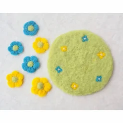 OSTERDEKO * OSTERWIESE MIT 6 BLÜTEN * 100 % WOLLE * GRÜN/GELB/BLAU * DEKORATION TISCH/NEST/WOHNUNG *