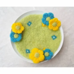 OSTERDEKO * OSTERWIESE MIT 6 BLÜTEN * 100 % WOLLE * GRÜN/GELB/BLAU * DEKORATION TISCH/NEST/WOHNUNG *