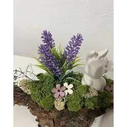 Osterdeko auf Baumrinde