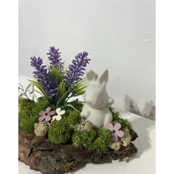 Osterdeko auf Baumrinde