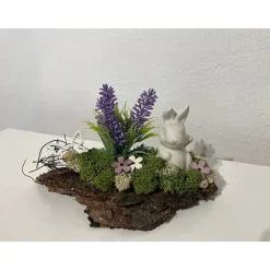 Osterdeko auf Baumrinde