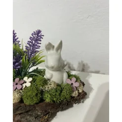 Osterdeko auf Baumrinde