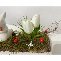 Osterdeko auf einer Baumrinde