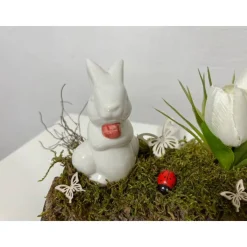 Osterdeko auf einer Baumrinde