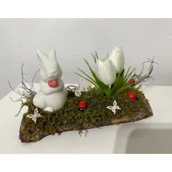 Osterdeko auf einer Baumrinde