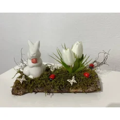 Osterdeko auf einer Baumrinde